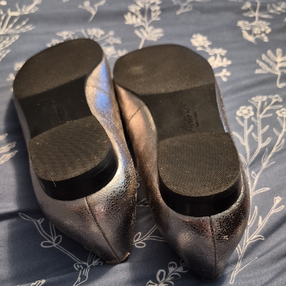 Womens Metallic Silver Flats with Bow - Picture 4 of 7